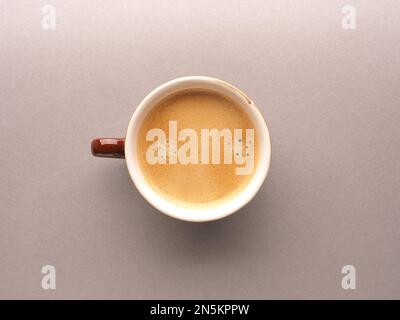 Braune Espressotasse mit köstlichem, riechendem Bio-Espresso, Blick von oben, leckeres Essen, tägliches Getränk Stockfoto