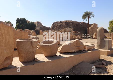 Alte ägyptische Ruinen im Karnak-Tempel in Luxor, Ägypten Stockfoto