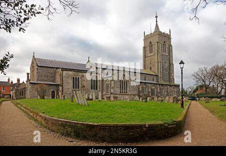 Blick auf die Pfarrkirche St. Michael vom Norden in der Marktstadt North Norfolk in Aylsham, Norfolk, England, Großbritannien. Stockfoto