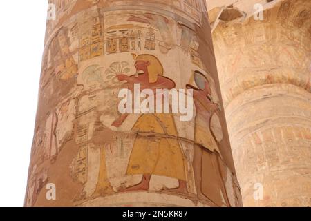 Die große Halle im Hypostil am Karnak-Tempel in Luxor, Ägypten Stockfoto