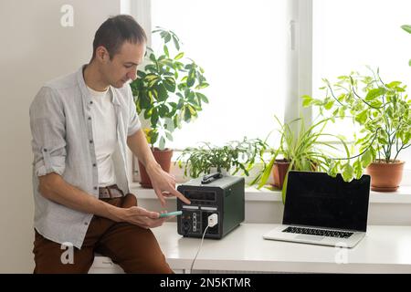 Der Wechselrichtergenerator lädt die Batterie der Powerbank Stockfoto