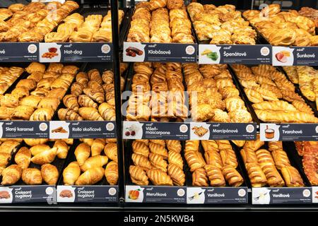 Auswahl an Gebäck und warmen Speisen in einem Bäckerfenster, Prag, Tschechische Republik Stockfoto