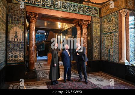 König Karl III. (Zentrum) wird die Arabische Halle bei einem Besuch des neu renovierten Leighton House Museums in London gezeigt, um mehr über die künstlerische Partnerschaft mit Turquoise Mountain zu erfahren, der vom damaligen Prinzen von Wales gegründeten Wohltätigkeitsorganisation, die traditionelle Handwerkspraktiken in Afghanistan, Myanmar, Und dem Nahen Osten. Foto: Donnerstag, 9. Februar 2023. Stockfoto