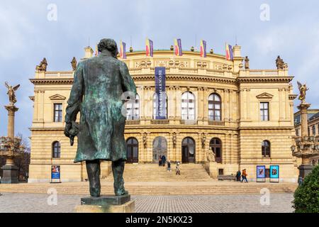 Das Rudolfinum ist ein Gebäude in Prag, Tschechische Republik. Es ist im Neorenaissance-Stil gestaltet und liegt am Jan Palach Platz Stockfoto