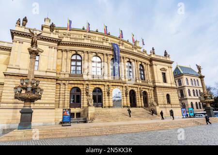 Das Rudolfinum ist ein Gebäude in Prag, Tschechische Republik. Es ist im Neorenaissance-Stil gestaltet und liegt am Jan Palach Platz Stockfoto