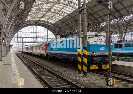 E-Express-Zug 'Petr Bezrue' CD 151 011-4, mit Personenwagen, Ankunft an einem Bahnsteig am Prager Hauptbahnhof, Tschechische Republik. Stockfoto