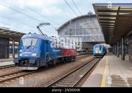 Elektrische Lokomotive CD 380 004-2, Skoda Typ 109E auf einem Bahnsteig im Prager Hauptbahnhof, Tschechische Republik Stockfoto