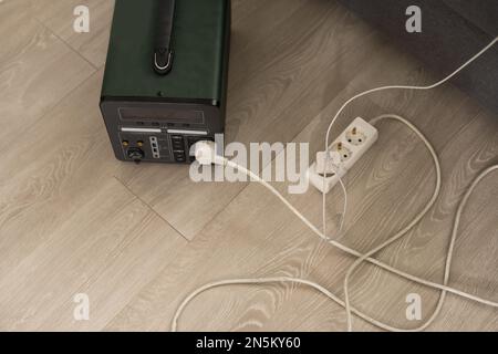 Der Wechselrichtergenerator lädt die Batterie der Powerbank Stockfoto