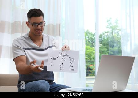 Lehrer, der Online-Unterricht während der Quarantäne gibt. Zu Hause lernen Stockfoto