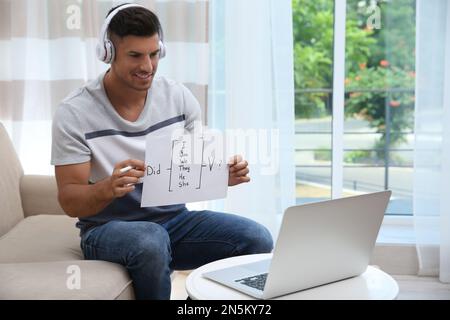 Lehrer, der Online-Unterricht während der Quarantäne gibt. Zu Hause lernen Stockfoto