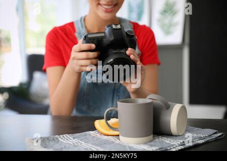 Junger Fotograf, der im Haus Becher fotografiert, Nahaufnahme Stockfoto