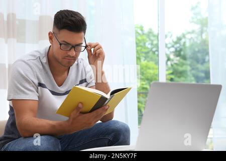 Lehrer, der Online-Unterricht während der Quarantäne gibt. Zu Hause lernen Stockfoto