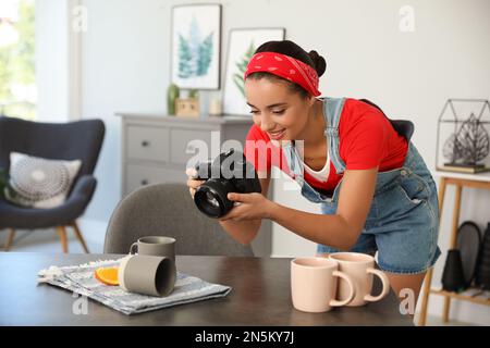 Junger Fotograf, der im Haus Becher fotografiert Stockfoto