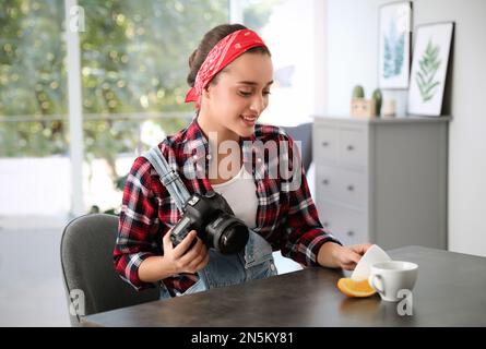 Junger Fotograf, der im Haus Becher fotografiert Stockfoto