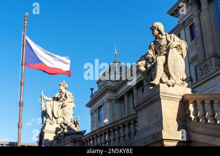 Statuen und tschechische Flagge vor dem Nationalmuseum, Prag, ist eine tschechische Museumseinrichtung, die systematisch aufgebaut, vorbereitet und publ Stockfoto