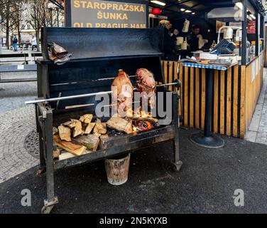 Zwei Portionen Old Praue Ham werden über einem offenen Kaminfeuer auf dem Prager Altstädter Ring gekocht Stockfoto