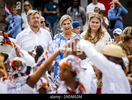 SABA - 09/02/2023, SABA - König Willem-Alexander, Königin Maxima und Prinzessin Amalia sehen ein Stück für sie im Dorf Windwardside. Die Kronprinzessin hat eine zweiwöchige Einführung in die Länder Aruba, Curacao und St. Maarten und die Inseln, die die karibischen Niederlande bilden: Bonaire, St. Eustatius und Saba. ANP REMKO DE WAAL niederlande raus - belgien raus Stockfoto