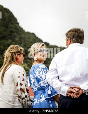 SABA - 09/02/2023, SABA - König Willem-Alexander, Königin Maxima und Prinzessin Amalia sehen ein Stück für sie im Dorf Windwardside. Die Kronprinzessin hat eine zweiwöchige Einführung in die Länder Aruba, Curacao und St. Maarten und die Inseln, die die karibischen Niederlande bilden: Bonaire, St. Eustatius und Saba. ANP REMKO DE WAAL niederlande raus - belgien raus Stockfoto