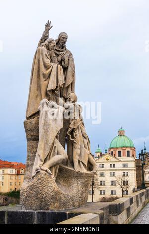 Religiöse Statue von Christus, auf der Karlsbrücke, Überquerung der Moldau, Prag, Tschechisch Stockfoto