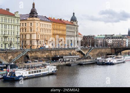 Blick über die Moldau in Richtung der Häuser und Apartments auf der Rasinovo NaBr Straße, Prag, Tschechische Republik Stockfoto