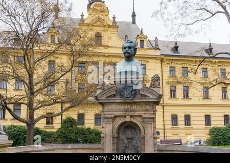 Gedenkstätte für den berühmten tschechischen Schriftsteller, Journalisten und Dichter Vitezslav Halek, auch bekannt als Vincene Halek, auf dem Karlsplatz, in der Altstadt, Prag, Tschechisch Stockfoto