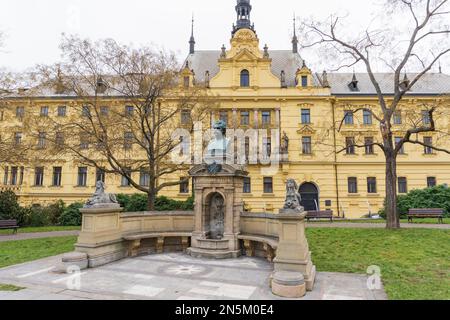 Gedenkstätte für den berühmten tschechischen Schriftsteller, Journalisten und Dichter Vitezslav Halek, auch bekannt als Vincene Halek, auf dem Karlsplatz, in der Altstadt, Prag, Tschechisch Stockfoto