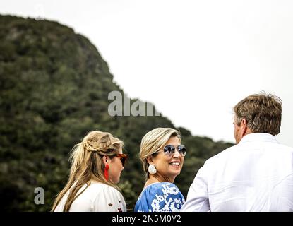 SABA - 09/02/2023, SABA - König Willem-Alexander, Königin Maxima und Prinzessin Amalia sehen ein Stück für sie im Dorf Windwardside. Die Kronprinzessin hat eine zweiwöchige Einführung in die Länder Aruba, Curacao und St. Maarten und die Inseln, die die karibischen Niederlande bilden: Bonaire, St. Eustatius und Saba. ANP REMKO DE WAAL niederlande raus - belgien raus Stockfoto