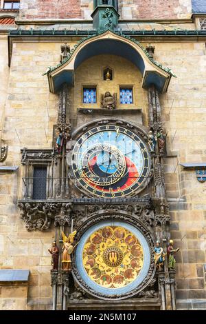 Turm des Alten Rathauses aus dem 15. Jahrhundert (1410), Prag mit der 2-teiligen astronomischen Uhr mit dem Goldhahn, die für „Vigilance“ steht, Stockfoto