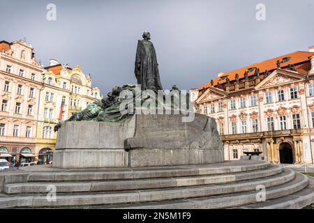 Das Jan-Hus-Denkmal steht an einem Ende des Altstädter Rings, Prag in der Tschechischen Republik. Das riesige Denkmal zeigt siegreiche Hussitenkrieger Stockfoto