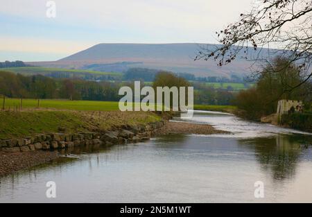 Blick auf Pendle Hill vom Dorf Sawley, Lancashire, Großbritannien, Europa Stockfoto