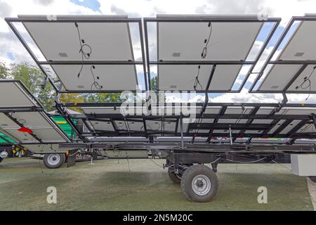 Big Solar Panels Array bei Trailer Portable Power Equipment Technology Stockfoto