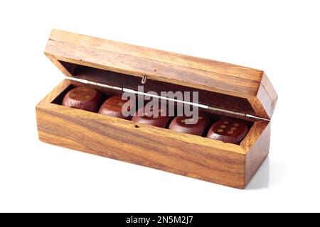 Die alten Holzwürfel in der Box isoliert auf weißem Hintergrund. Stockfoto