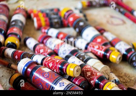 Handgefertigte farbenfrohe, traditionelle sindhi-Möbel, auch bekannt als Jundi oder Sassi Stockfoto