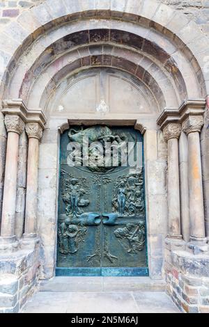 Bronzetür, Südportal der Klosterkirche St. Mary (Unsere Lieben Frauen), Magdeburg, Sachsen-Anhalt, Ostdeutschland. Stockfoto