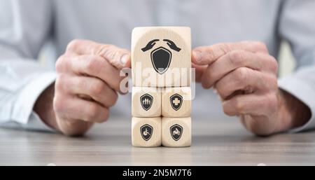 Holzblöcke mit Symbol für Versicherungskonzept Stockfoto