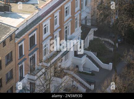 Draufsicht auf ein altes Gebäude in einem wohlhabenden Stadtviertel in Hamburg. Stockfoto