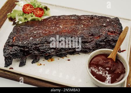 Schweinerippchen mit Barbecue-Sauce, langsam geröstet für 8 Stunden Stockfoto