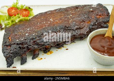 Schweinerippchen mit Barbecue-Sauce, langsam geröstet für 8 Stunden Stockfoto