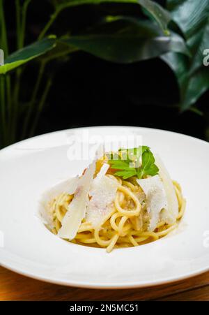 Spaghetti mit Parmesan-Käsesauce im italienischen Stil in einem Restaurant Stockfoto