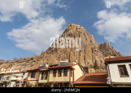 Afyonkarahisar, Türkei, 16. Dezember 2022: Stadtbild von Afyonkarahisar, Burg Afyon on on the Rock, Stockfoto