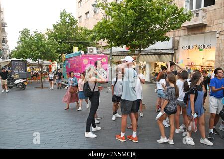 Ben Yehuda Street, Midrahov, Jerusalem, Young Group Stockfoto