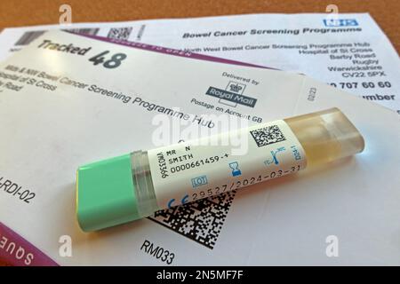 NHS-Darmkrebs-Screening-Programm, Pooprobe bereit zum Veröffentlichen, mit vorbezahltem, nachverfolgtem Royal Mail-Umschlag Stockfoto