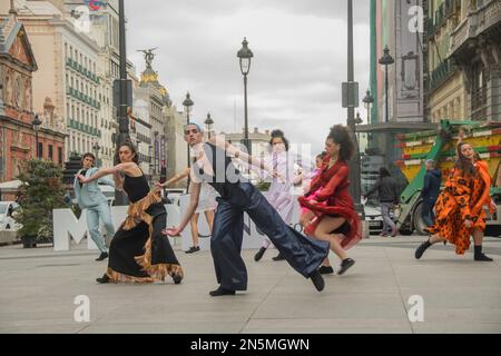 20 Tänzer vom Mariemma Royal Professional Dance Conservatory, gekleidet in Kleidern führender Designer, haben die Straßen der Hauptstadt mit einer mächtigen Choreographie besichtigt, die exklusiv für diese Eröffnung geschaffen wurde. Eine neue Behauptung und Feier der langsamen spanischen Mode, an der eine große Anzahl von Schöpfern teilnehmen wird. Vom 9. Bis 13. Februar wird MEM Designermode und die Vorschläge von mehr als 20 Designern in der ganzen Stadt auf originelle Veranstaltungen bringen und sein Engagement für neue Formate und Zeiten in der Modebranche bekräftigen. Manos de plata, Corazón de oro ist der Kreative Stockfoto