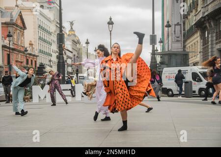 20 Tänzer vom Mariemma Royal Professional Dance Conservatory, gekleidet in Kleidern führender Designer, haben die Straßen der Hauptstadt mit einer mächtigen Choreographie besichtigt, die exklusiv für diese Eröffnung geschaffen wurde. Eine neue Behauptung und Feier der langsamen spanischen Mode, an der eine große Anzahl von Schöpfern teilnehmen wird. Vom 9. Bis 13. Februar wird MEM Designermode und die Vorschläge von mehr als 20 Designern in der ganzen Stadt auf originelle Veranstaltungen bringen und sein Engagement für neue Formate und Zeiten in der Modebranche bekräftigen. Manos de plata, Corazón de oro ist der Kreative Stockfoto