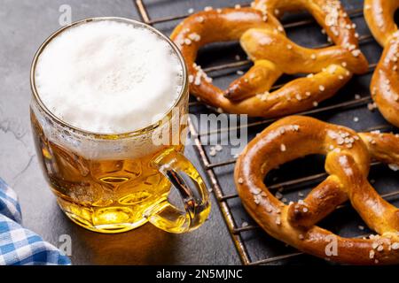 Frisch gebackene hausgemachte Brezeln und Bier vom Fass Stockfoto