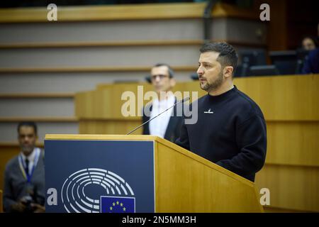 Brüssel, Belgien. 09. Februar 2023. Der ukrainische Präsident Volodymyr Zelenskyy spricht am 9. Februar 2023 im Europäischen Parlament in Brüssel, Belgien, auf einer außerordentlichen Plenartagung. Kredit: Pool Photo/Pressestelle Des Ukrainischen Präsidenten/Alamy Live News Stockfoto