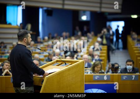 Brüssel, Belgien. 09. Februar 2023. Der ukrainische Präsident Volodymyr Zelenskyy spricht am 9. Februar 2023 im Europäischen Parlament in Brüssel, Belgien, auf einer außerordentlichen Plenartagung. Kredit: Pool Photo/Pressestelle Des Ukrainischen Präsidenten/Alamy Live News Stockfoto