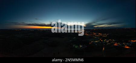 Drohnenpanorama über die istrische Adriaküste bei Porec, aufgenommen aus großer Höhe am Abend bei Sonnenuntergang Stockfoto