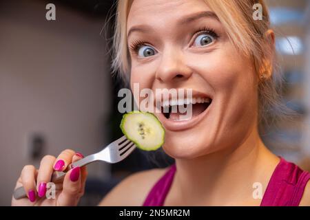 Nahaufnahme des Gesichts einer Frau, die mit offenem Mund lustige Gesichter macht Stockfoto