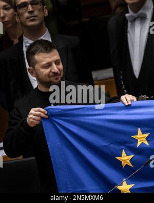 Der ukrainische Präsident Volodymyr Zelensky hält am 9. Februar 2023 in Brüssel, Belgien, einen Europameister ab. Zelensky sagte den Staats- und Regierungschefs der Europäischen Union in Brüssel, dass es kein freies Europa ohne freie Ukraine gebe, während er durch Europa reiste, um Verbündete um mehr Waffen zu bitten, um Russland zu bekämpfen, und Kiews Antrag auf Beitritt zum westlichen Block forcierte. Foto: Eliot Blondet/ABACAPRESS.COM Stockfoto